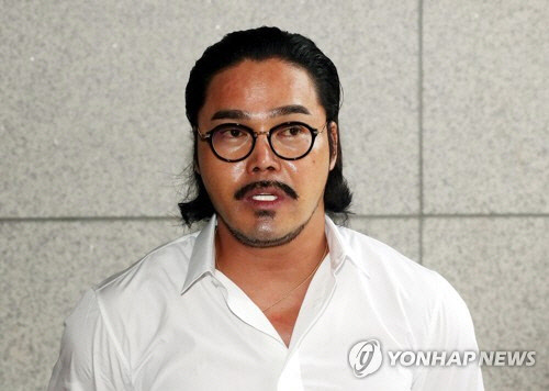 문재인 전 대통령 부부를 모욕한 혐의를 받는 보수 성향 유튜버 안정권씨가 5일 오후 구속 전 피의자 심문(영장실질심사)을 받기 위해 인천시 미추홀구 인천지방법원으로 들어서기 전 취재진의 질문에 답변하고 있다.  연합뉴스